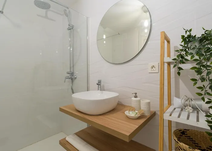 Homeforguest Sunset Senator With Pool And Terrace In Daire